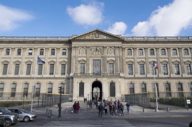 Paris, Fransa - 27 Ekim 2018: insanlar Cour Carre, bir Louvre Sarayı'nın ana avlu girişinin önünde 