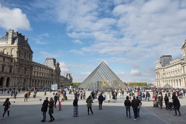 Paris Frankrike Oktober 2018 Människor Framför Ingången Till Louvren Crystal — Stockfoto