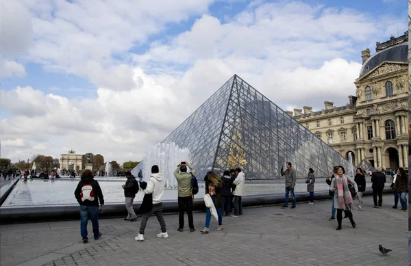Paris Frankrike Oktober 2018 Folk Poserar Framför Ingången Till Louvren — Stockfoto