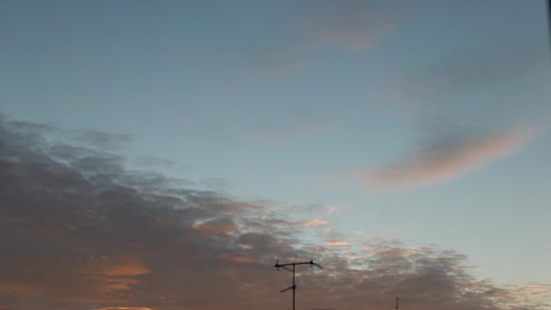 Nubes Colores Amanecer Detrás Los Tejados Italianos — Vídeos de Stock