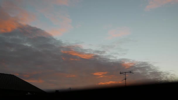 五颜六色的云朵在日出在意大利屋顶后面 — 图库视频影像