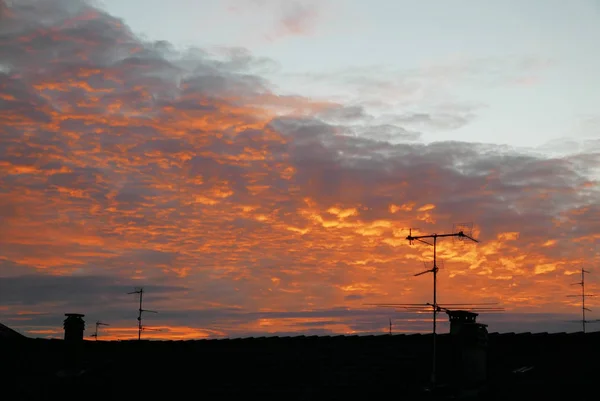 Πολύχρωμα Σύννεφα Στην Ανατολή Του Ηλίου Πίσω Από Ιταλικές Στέγες — Φωτογραφία Αρχείου