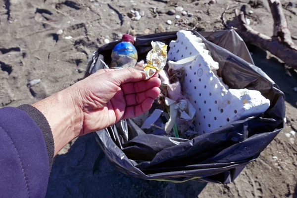 Hand Plukken Van Vuilnis Een Zandstrand — Stockfoto