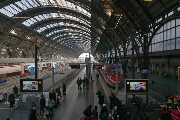 Милан Италия Январь 2019 Люди Оживленном Историческом Центральном Вокзале — стоковое фото