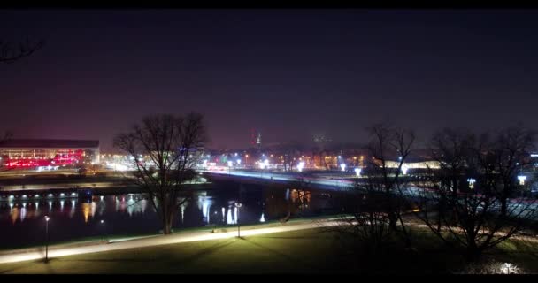 Polonya Nın Krakow Kentinde Gece Vistula Nehri Nin Zaman Aşımı — Stok video