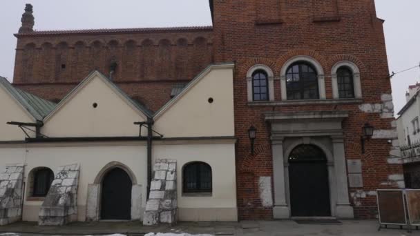 クラクフ ポーランド 2019年1月22日 カジミエツ地区の旧正統派ユダヤ人シナゴーグの前の人々 — ストック動画