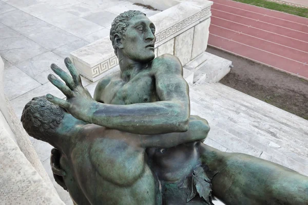 Güreşçiler bronz heykel — Stok fotoğraf