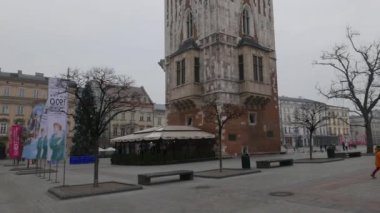Krakow, Polonya -20 Ocak 2019: Yoğun tarihi Krakws ana pazar meydanında Town Hall Saat Kulesi altında insanlar (Rynek)