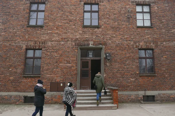Вход в музей Освенцима в Польше — стоковое фото