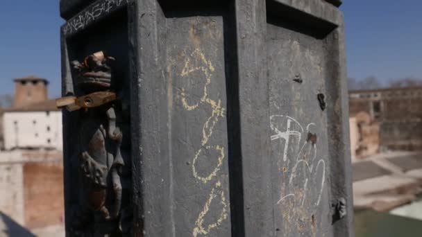 Hangsloten Oude Brug Rome Liefdessloten Zijn Een Symbool Van Liefde — Stockvideo