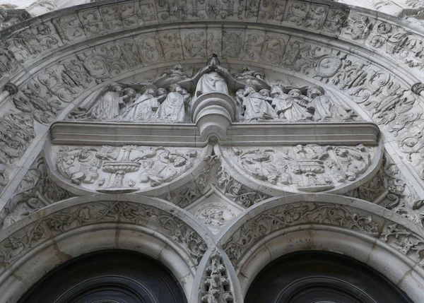 Средневековый портал церкви Nossa Senhora da Conceicao Velha — стоковое фото
