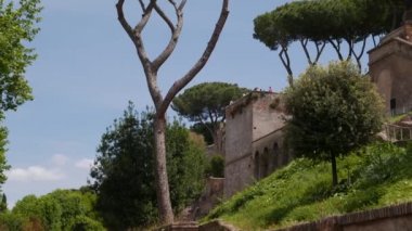 Roma, İtalya - 5 Mayıs 2019: Aventine Tepesi'ndeki Giardino degli Aranci'nin güzel terası
