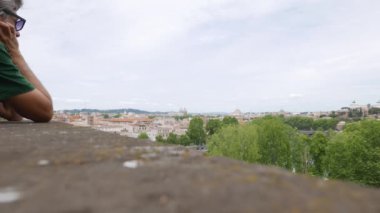 Turist Giardino degli Aranci, Aventine tepe, Roma, İtalya tepesinde görünümü izliyor