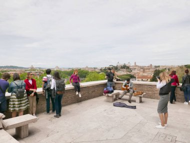 Roma'da Aventine tepede insanlar , İtalya