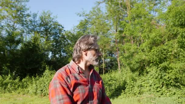 Seitenansicht Eines Bogenschützen Der Seine Pfeile Loslässt — Stockvideo