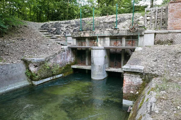 Sluice gate on water channel — Stock Photo, Image