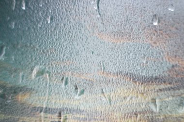 cam yüzey üzerinde su damlaları