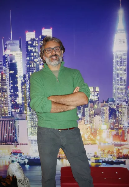 Hombre posando noche de ciudad — Foto de Stock