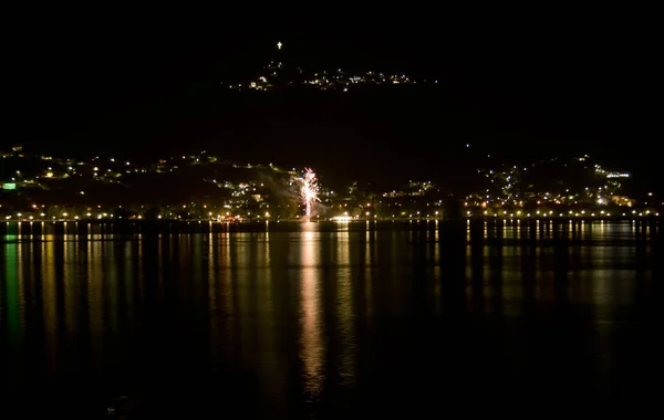 Fuochi d'artificio lungo il lago — Foto Stock