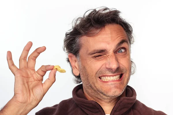 Homem comendo tortilla milho lanche — Fotografia de Stock