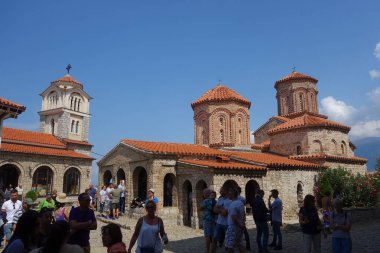 Saint Naum Kilisesi dışında insanlar