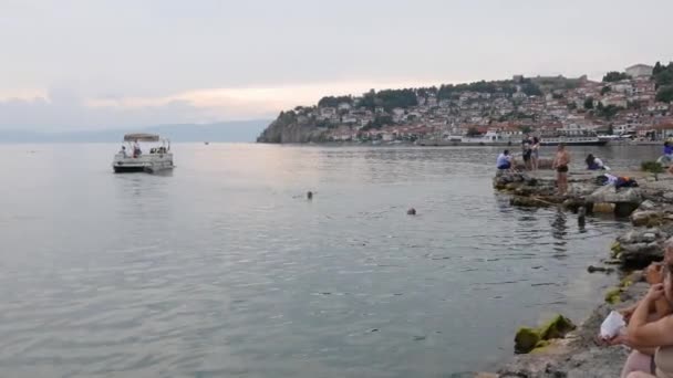 Ohrid Norra Makedonien September 2019 Människor Njuter Solnedgången Stranden Sjön — Stockvideo