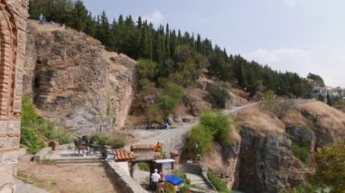 Ohri, Kuzey Makedonya - 7 Eylül 2019: Kaneo Sahili üzerindeki Kaneo Ortodoks Kilisesi 'nde insanlar Ohri Gölü' ne bakan Aziz John 'u ziyaret ettiler