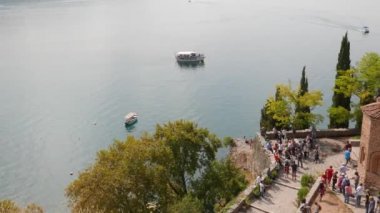 Ohri, Kuzey Makedonya - 7 Eylül 2019: Kaneo Sahili üzerindeki Kaneo Ortodoks Kilisesi 'nde insanlar Ohri Gölü' ne bakan Aziz John 'u ziyaret ettiler