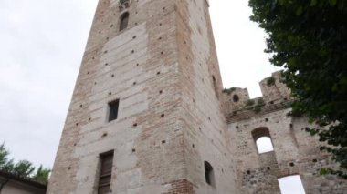 İtalya 'nın Mantua eyaletindeki Castellaro Lagusello ortaçağ köyü.