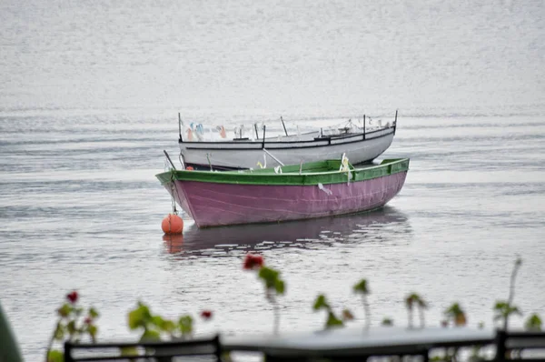 Colorful boats on lake Ohrid — Stock Photo, Image