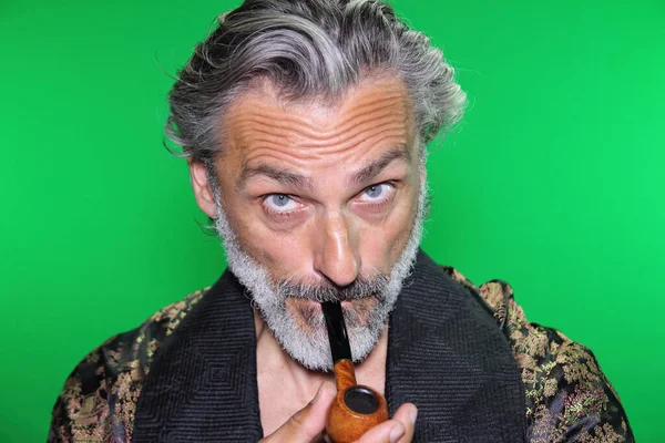 Портрет Взрослого Человека Курящего Трубку — стоковое фото