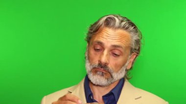 Al Olgun Adam 'ın pipo içişi portresi