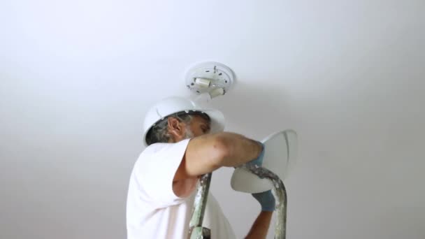 Installatie Van Een Lamp Aan Het Plafond — Stockvideo