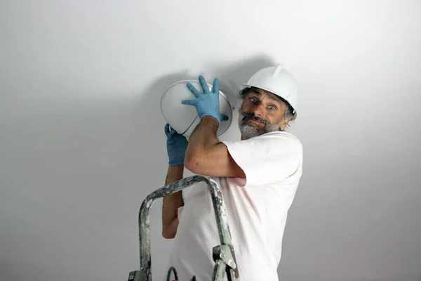 Uomo Che Installa Una Lampada Sul Soffitto — Foto Stock