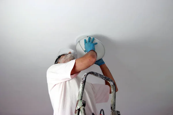 Homem Instalando Uma Lâmpada Teto — Fotografia de Stock