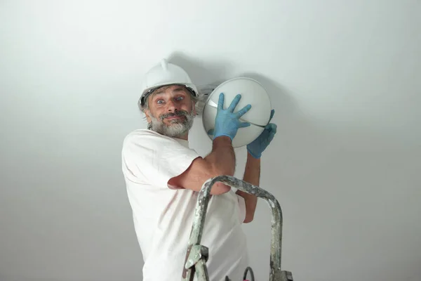 Hombre Instalando Una Lámpara Techo — Foto de Stock