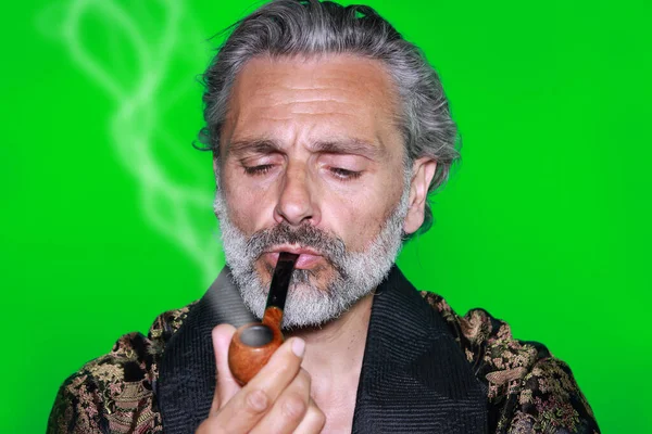 Älterer Mann Mantel Und Pfeife Rauchend — Stockfoto