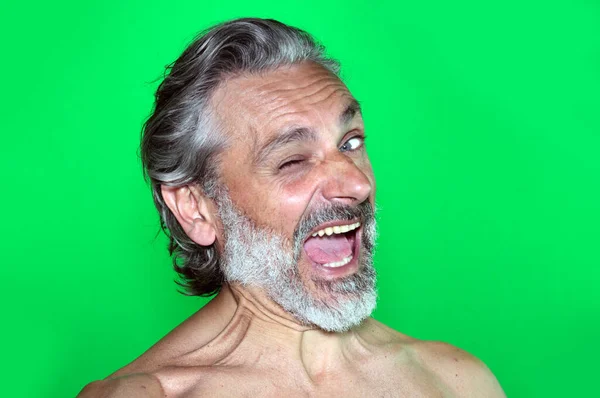 幸せなウィンク成人男性上の緑の画面 — ストック写真
