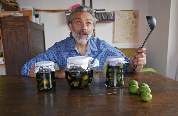 Man Controlling Nocino Jars Licor Italiano Elaborado Con Nueces Inmaduras — Foto de Stock
