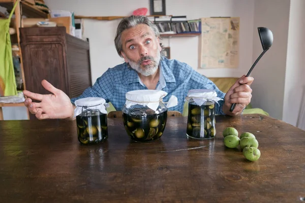 Hombre Posando Con Nocino Jars Licor Italiano — Foto de Stock