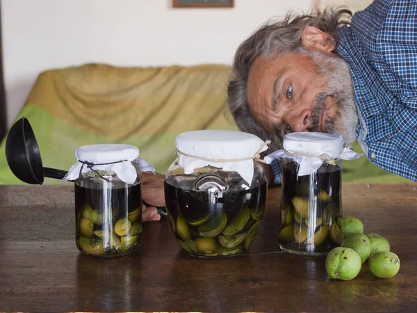 Homme Contrôlant Nocino Pots Liqueur Italienne Base Noix Non Mûres — Photo