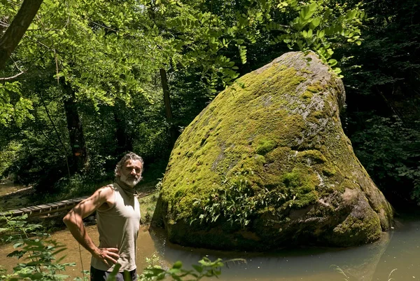 Hombre Visitando Antiguo Lugar Sagrado Con Piedra Errática Gigante Hera —  Fotos de Stock