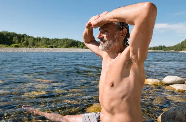 Sesia Nehri Nin Berrak Sularında Yıkanan Adam Piedmont Talya — Stok fotoğraf