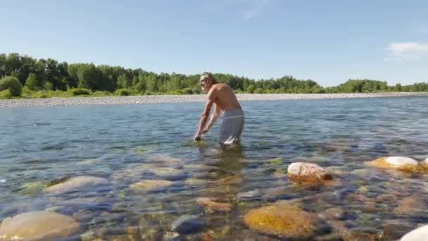Man Badend Het Heldere Water Van Sesia Rivier Piemonte Italië — Stockvideo