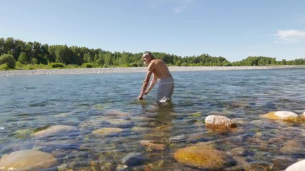 Koupání Muže Čistých Vodách Řeky Sesia Piemont Itálie — Stock video