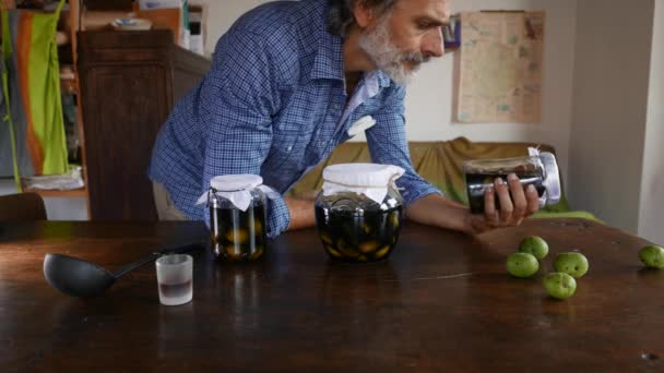 Man Nocino Jars Італійський Лікер Виготовлений Нестиглих Горіхів — стокове відео