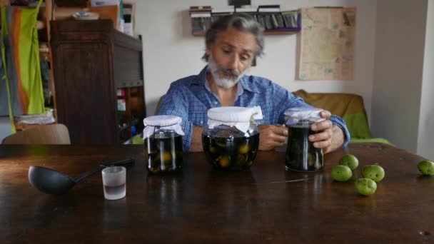 Man Nocino Jars Італійський Лікер Виготовлений Нестиглих Горіхів — стокове відео