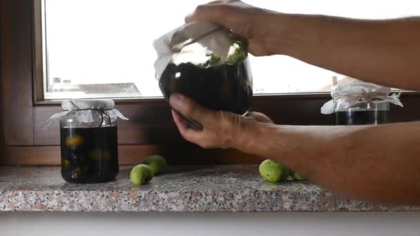 Nocino Jars Ιταλικό Λικέρ Φτιαγμένο Άγουρα Καρύδια — Αρχείο Βίντεο