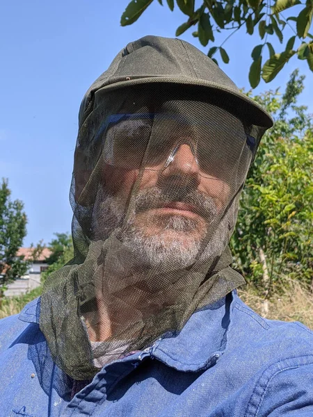 Maduro Caucásico Hombre Usando Mosquito Gorra — Foto de Stock