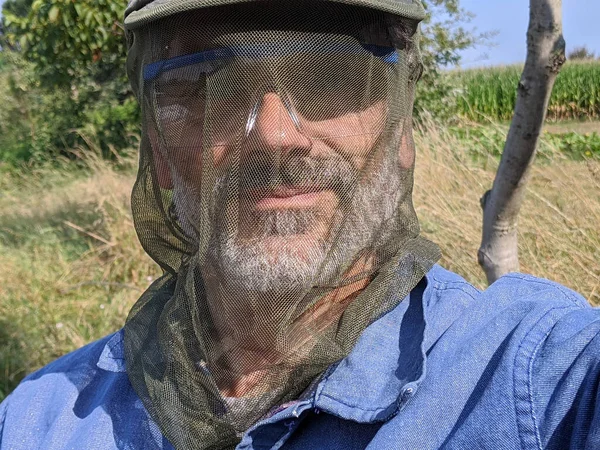 Sivrisinek Kapağı Takan Olgun Beyaz Bir Adam — Stok fotoğraf